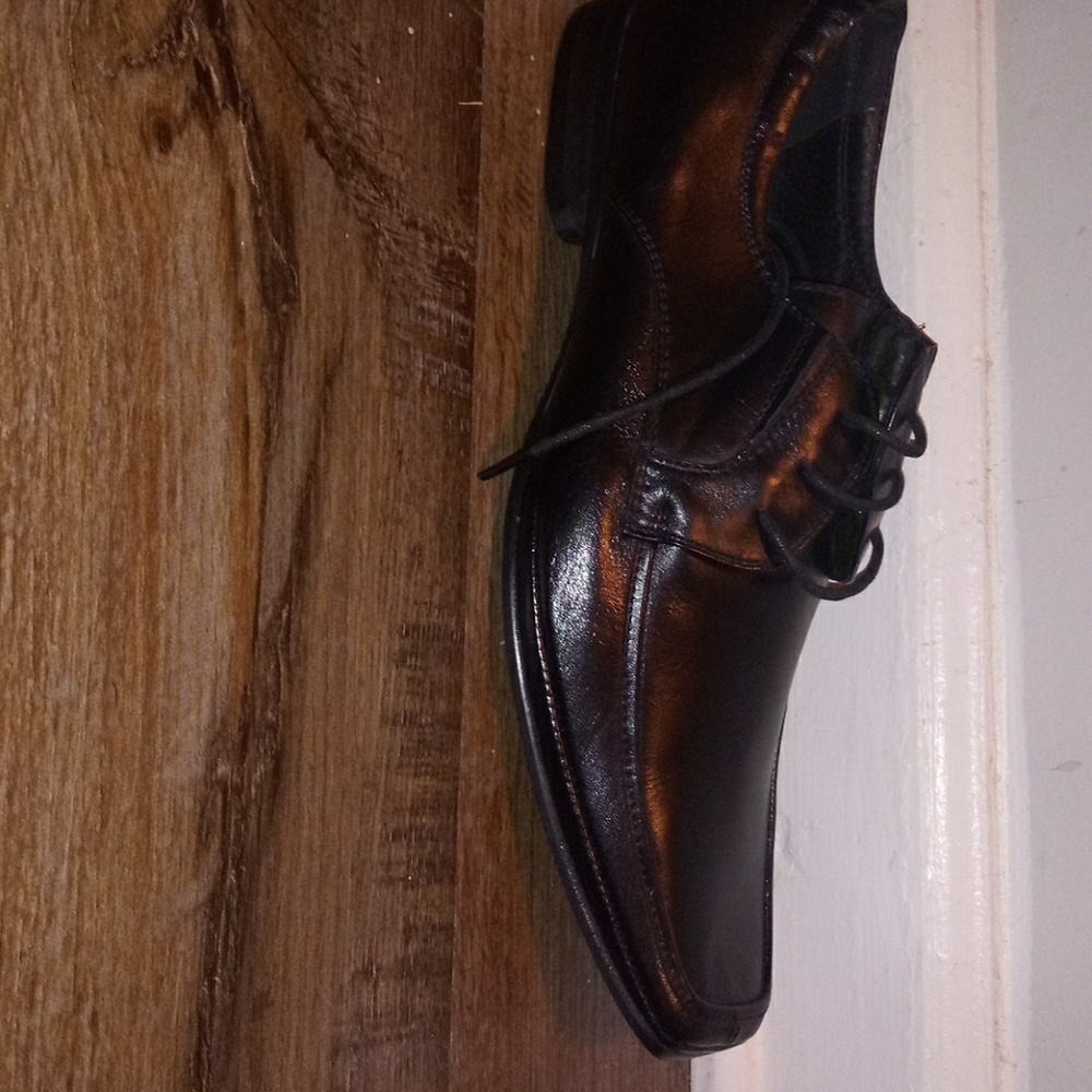 A black leather men shoe